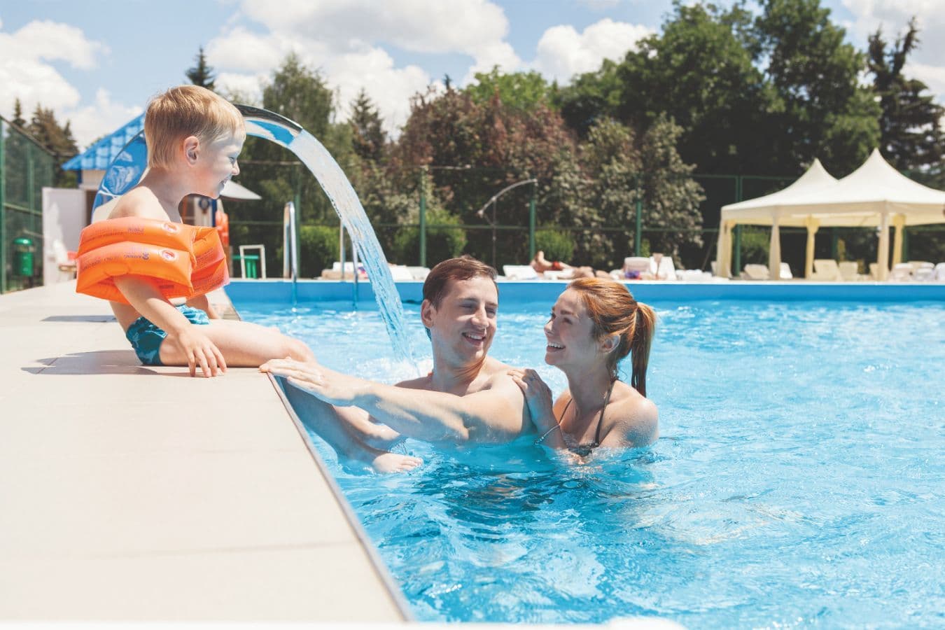 Открытый бассейн, день